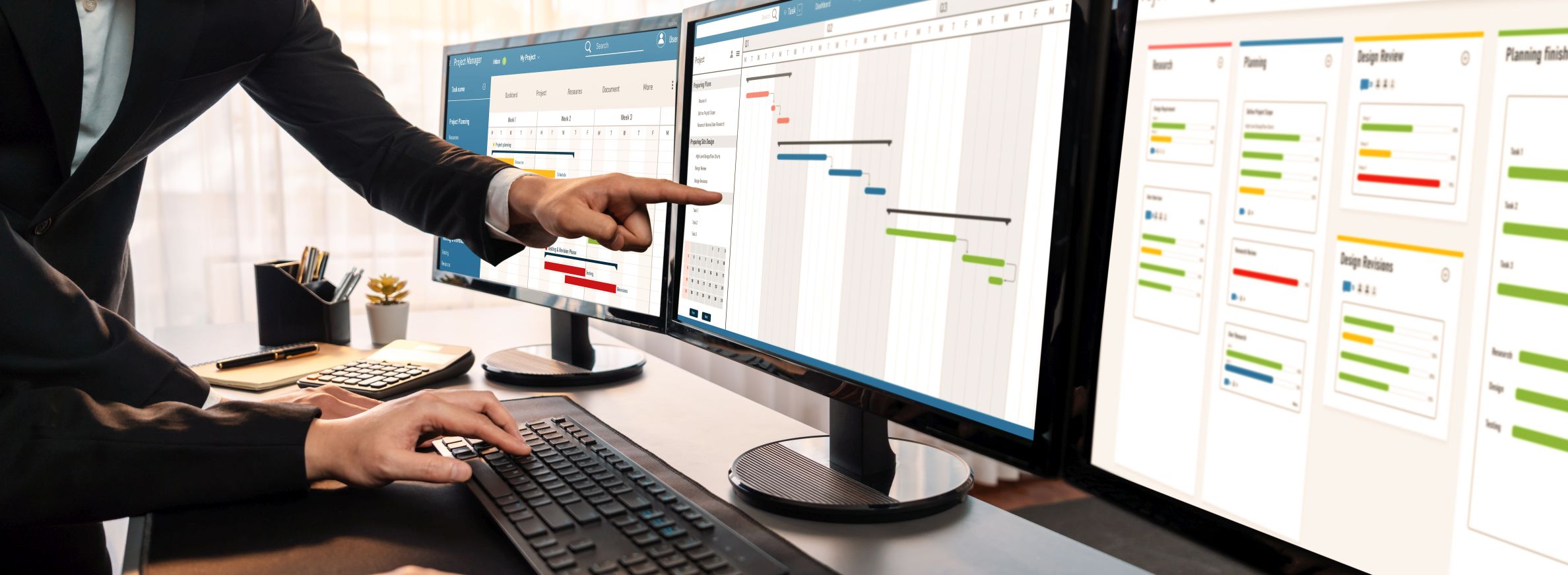 Zwei Personen analysieren Projektpläne und Gantt-Diagramme auf mehreren Monitoren zur effizienten Steuerung von Projekten.